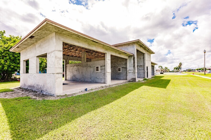 More Photos Of 555 NW 16th St, Belle Glade Light Distribution For Sale
