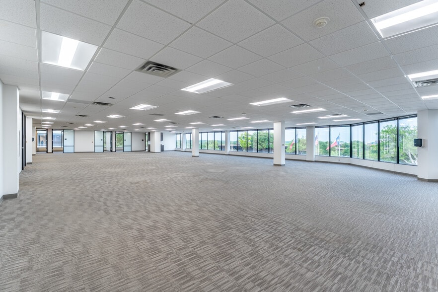 More Photos Of 6600 Lyndon B Johnson Fwy, Dallas Office For Lease