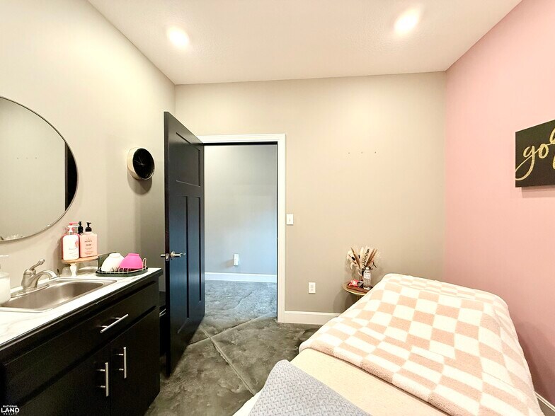 More Photos Of 1915 S Santa Fe Ave, Chanute Office For Sale