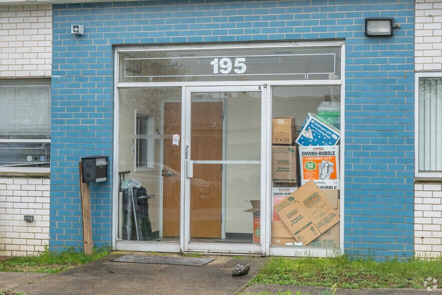 More Photos Of 195 Marine St, Farmingdale Warehouse For Lease