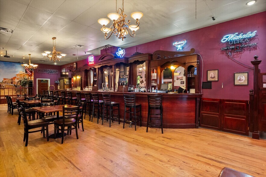 More Photos Of 107 S Beaton St, Corsicana Storefront For Sale