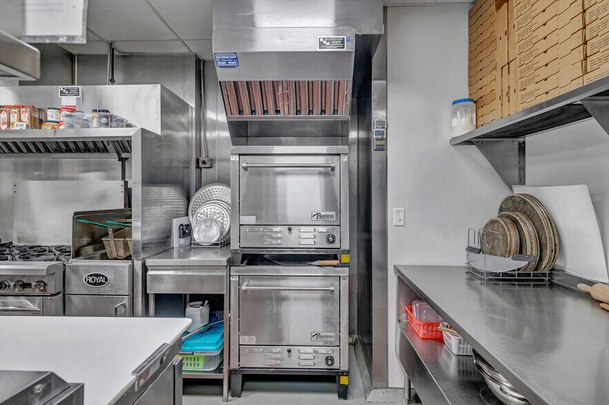 More Photos Of 53 N Howard Ave, Croswell Bar For Sale