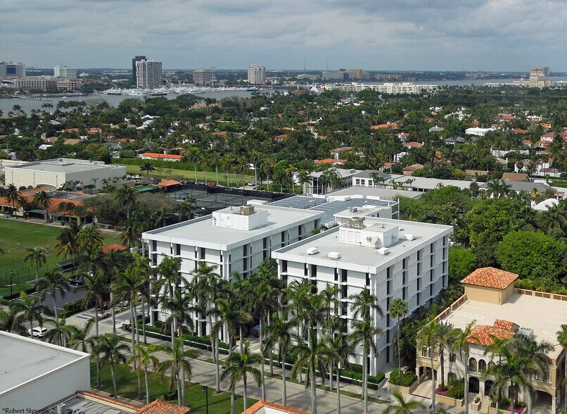 More Photos Of 251A Royal Palm Way, Palm Beach Parking Garage For Lease