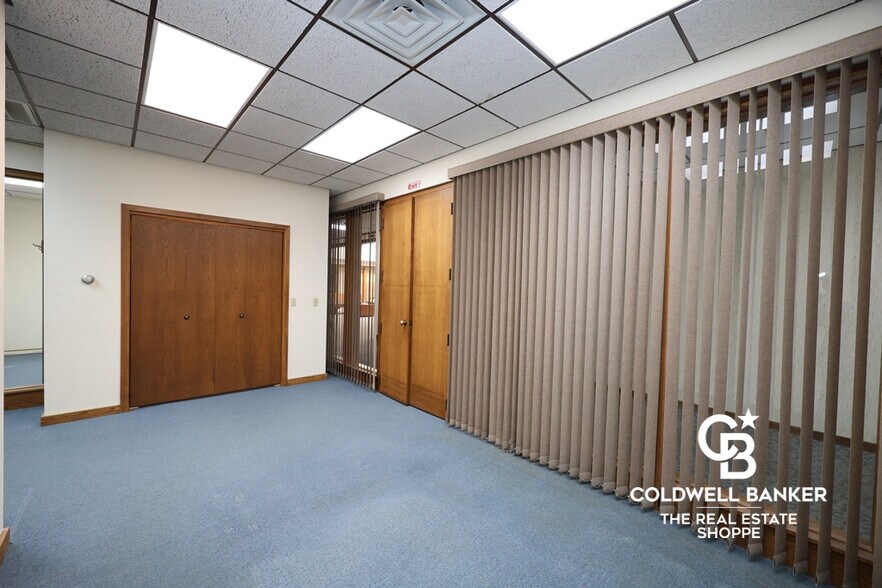 More Photos Of 911 N Main St, Garden City Office For Sale