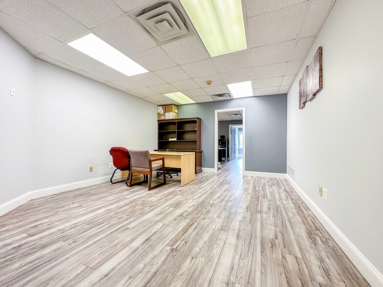 More Photos Of 406 E Pennsylvania Blvd, Feasterville Trevose Light Distribution For Lease