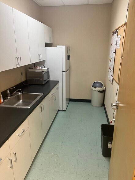 More Photos Of 3120 Latrobe Dr, Charlotte Showroom For Lease