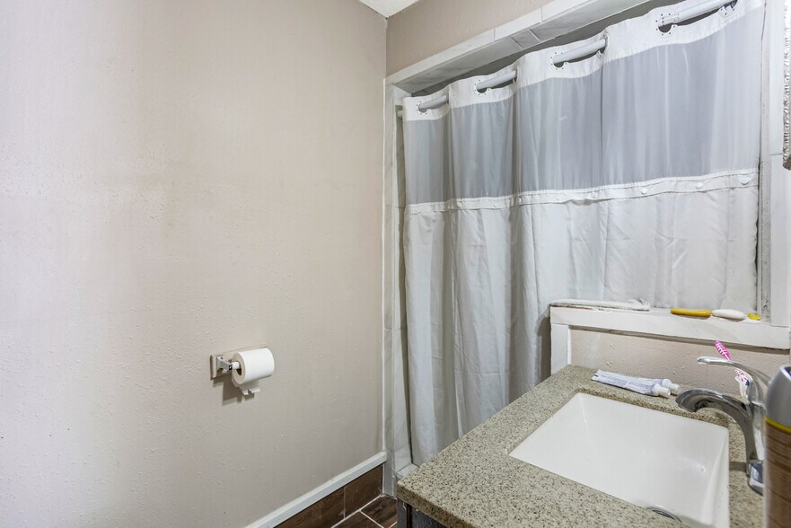 More Photos Of 7418 Chef Menteur Hwy, New Orleans Hotel For Sale