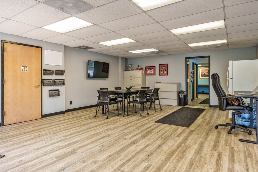 More Photos Of 415 N 3rd St, Rockford Light Distribution For Sale