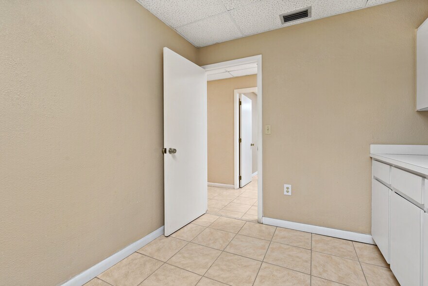 More Photos Of 567 Avenue K SE, Winter Haven Office For Sale