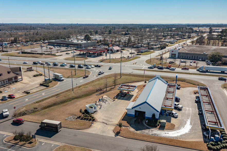 More Photos Of 5550 McFarland Blvd, Northport General Retail For Lease