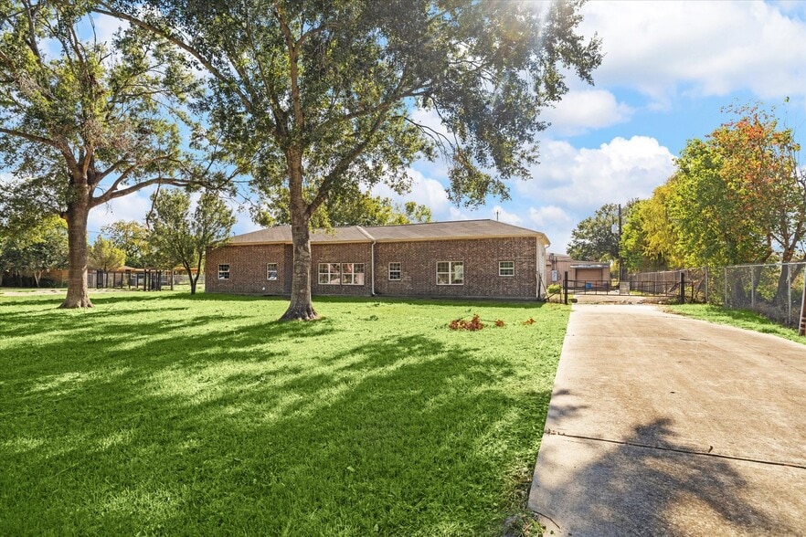 More Photos Of 9130 Wayfarer Ln, Houston Manufacturing For Sale