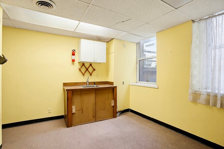 More Photos Of 14 W Saratoga St, Baltimore Office For Sale