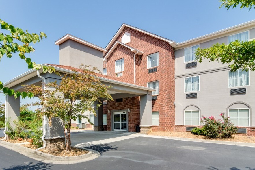 More Photos Of 15 Chateau Dr SE, Rome Hotel For Sale