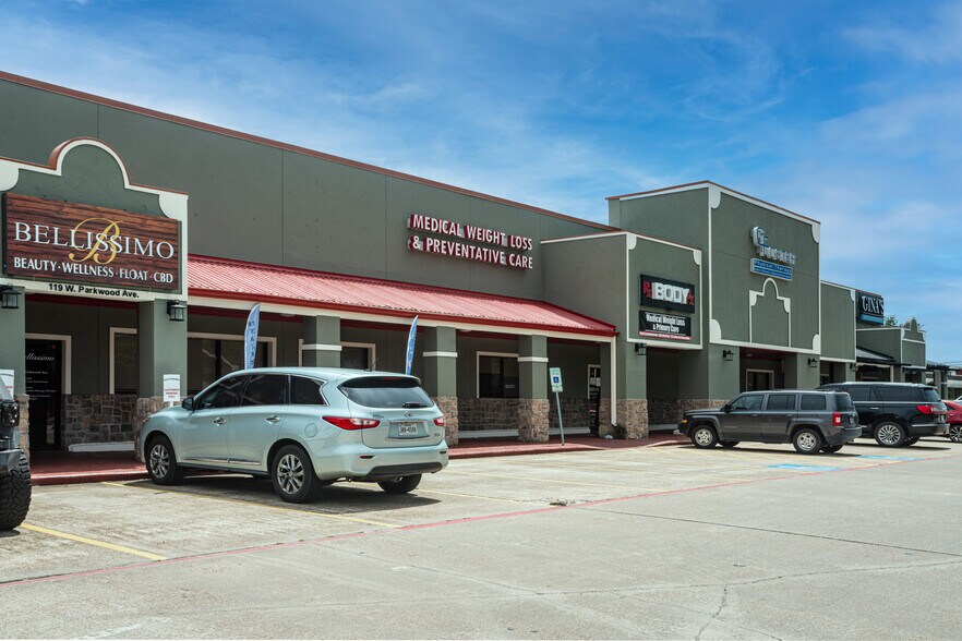 More Photos Of 117-133 W Parkwood Ave, Friendswood Storefront For Lease