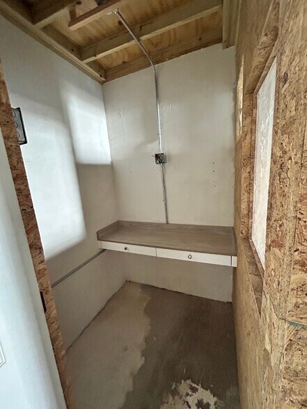 More Photos Of 5741 Dawson St, Hollywood Warehouse For Lease