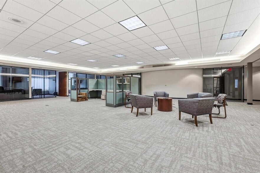 More Photos Of 270 W 7th St, Dubuque Bank For Lease