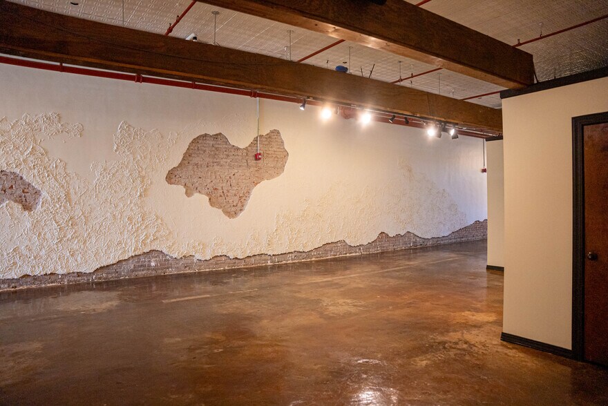 More Photos Of 146 Maxwell Ave, Greenwood Restaurant For Lease