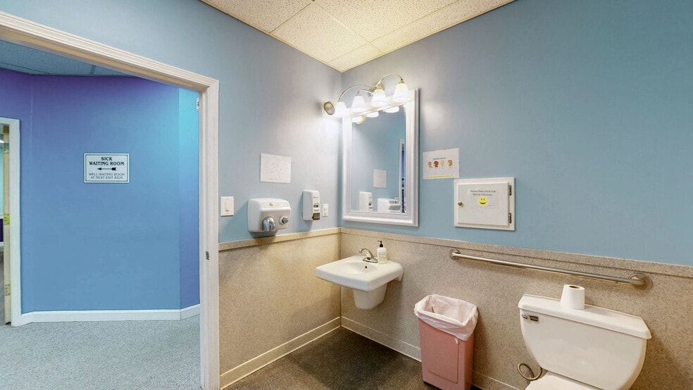 More Photos Of 1701 Spring St, Jeffersonville Medical For Sale