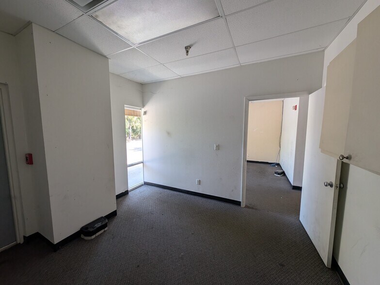 More Photos Of 1052-1060 Endeavor Ct, Nokomis Warehouse For Lease