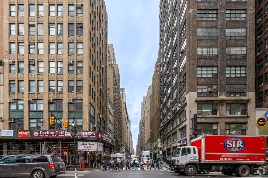 More Photos Of 260 W 39th St, New York Office For Lease