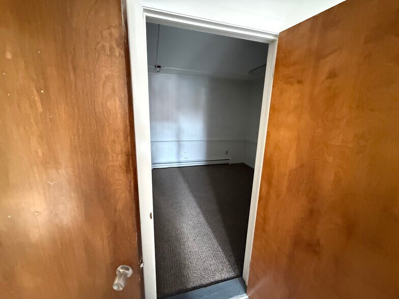 More Photos Of 1019 Farmington Ave, Bristol Office For Lease