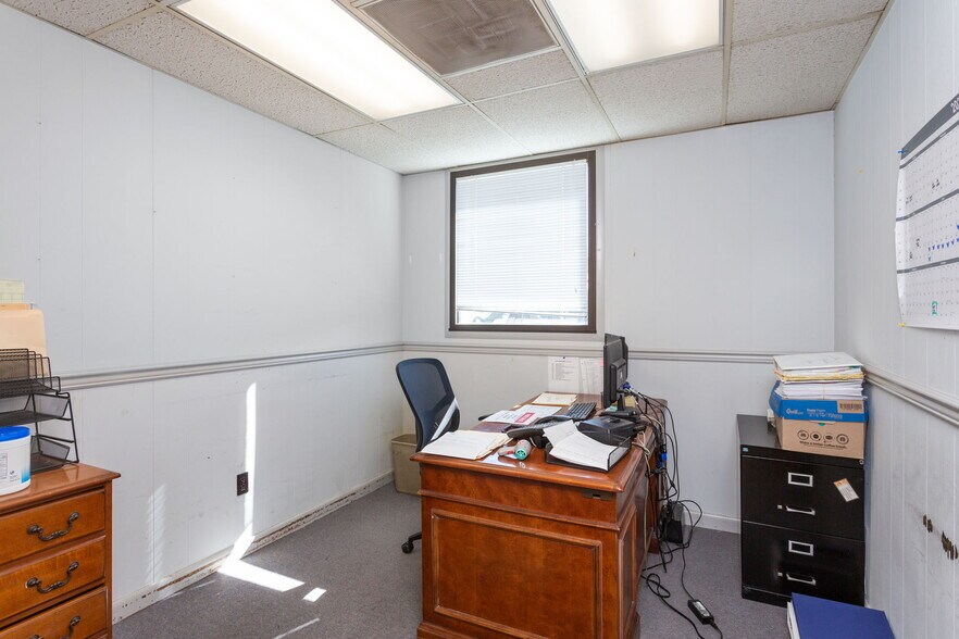 More Photos Of 710 4th St, Shenandoah Warehouse For Sale