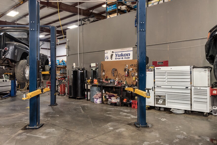 More Photos Of 4901 Wilkinson Blvd, Charlotte Warehouse For Sale