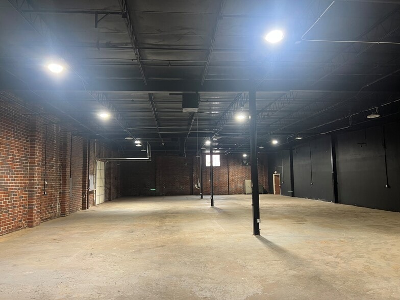 More Photos Of 5706 New Peachtree Rd, Chamblee Light Manufacturing For Sale