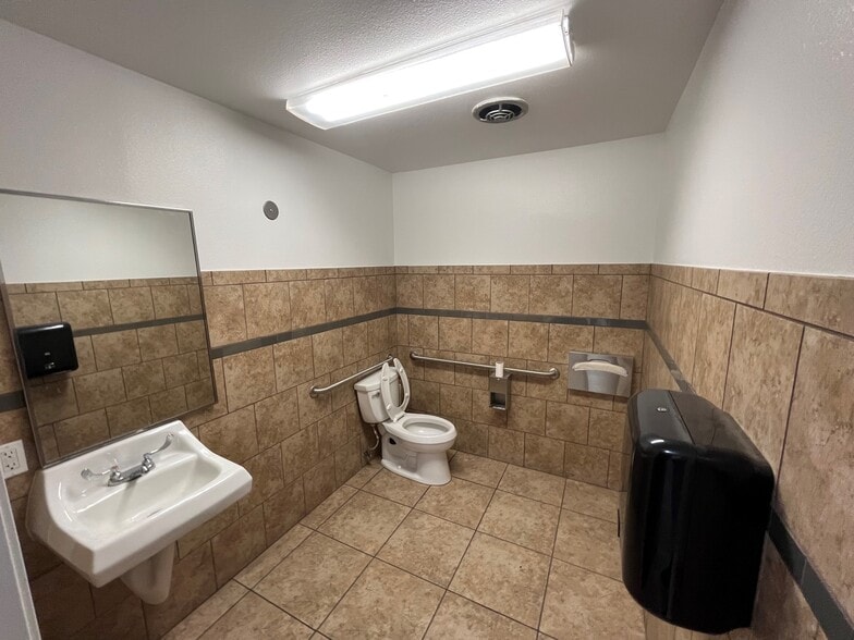 More Photos Of 7946 Alabama Ave, Canoga Park Service For Lease