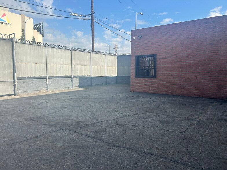 More Photos Of 220 W 21st St, Los Angeles Warehouse For Lease