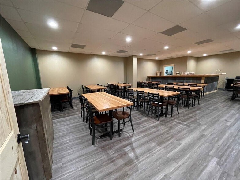 More Photos Of 1002 Victoria, Refugio Restaurant For Sale