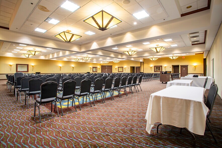More Photos Of 500 Holiday Plaza Dr, Matteson Hotel For Sale
