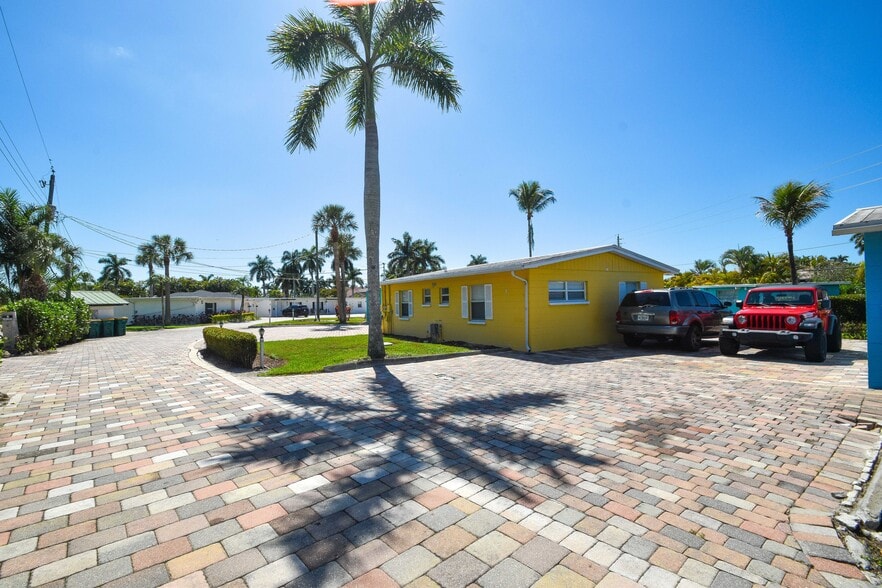 More Photos Of 14621 McGregor Blvd, Fort Myers Apartments For Sale