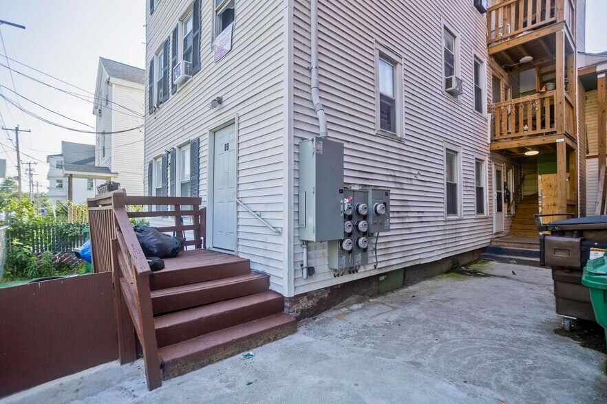 More Photos Of 95 School St, Chicopee Apartments For Sale