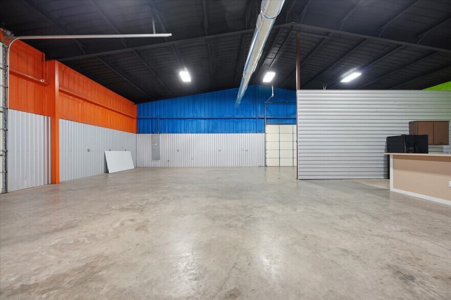 More Photos Of 3118 E Slaton Hwy, Lubbock Showroom For Sale