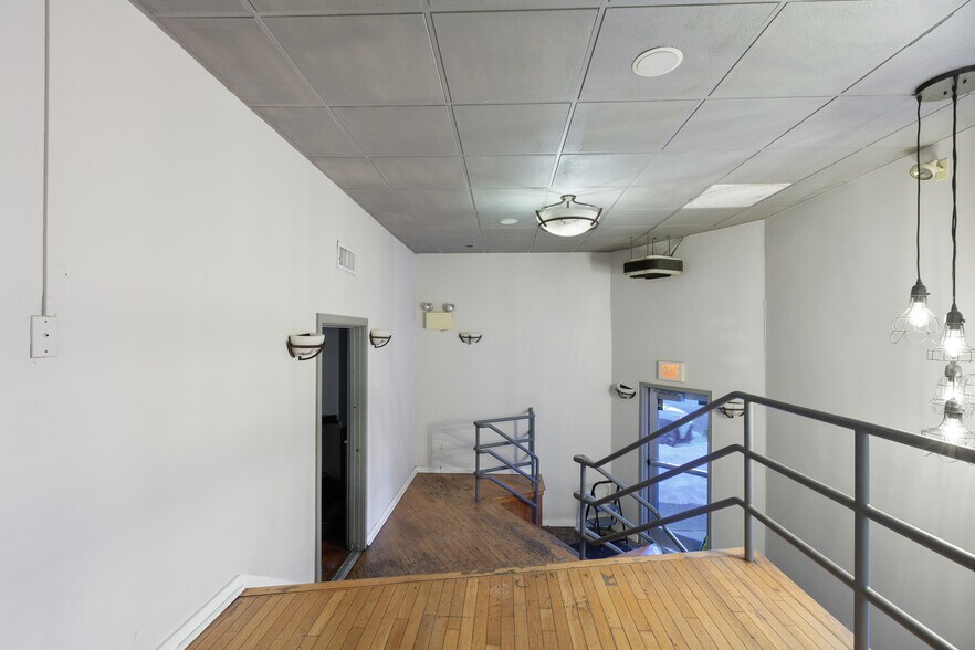 More Photos Of 194-198 Main St, Emmaus Restaurant For Sale