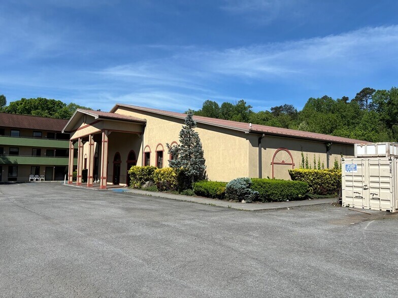 More Photos Of 4010 Parkway, Pigeon Forge Hotel For Sale