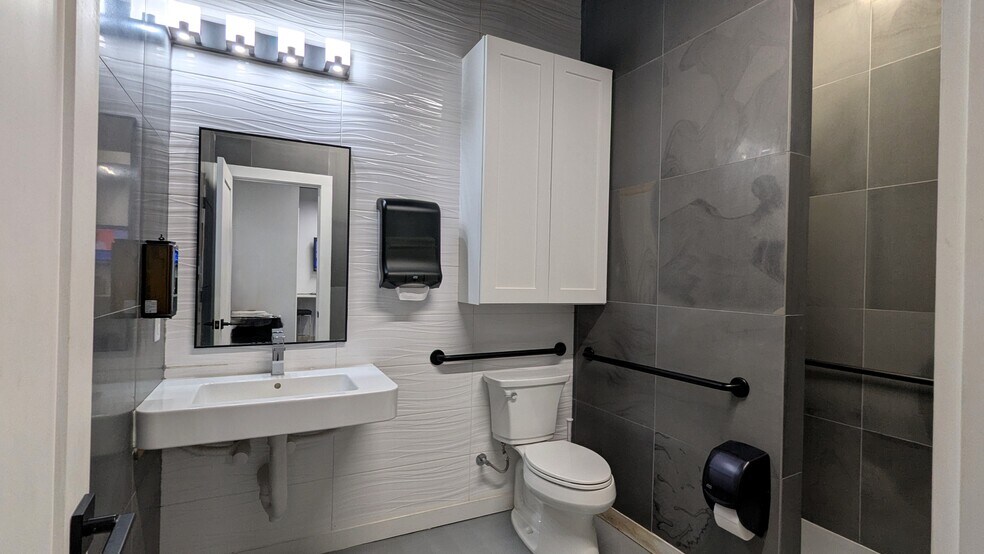 More Photos Of 208 S Cottonwood Dr, Richardson Medical For Lease