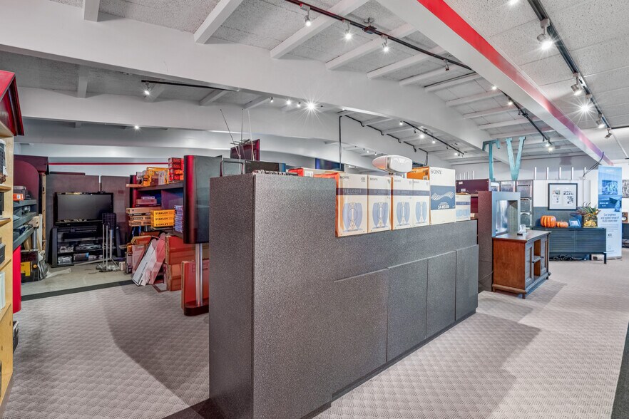 More Photos Of 4931 Douglas Ave, Des Moines General Retail For Sale