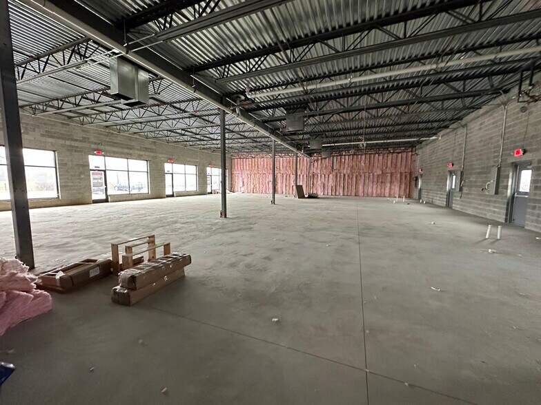 More Photos Of 2800 E West Maple Rd, Commerce Township Storefront Retail Office For Lease
