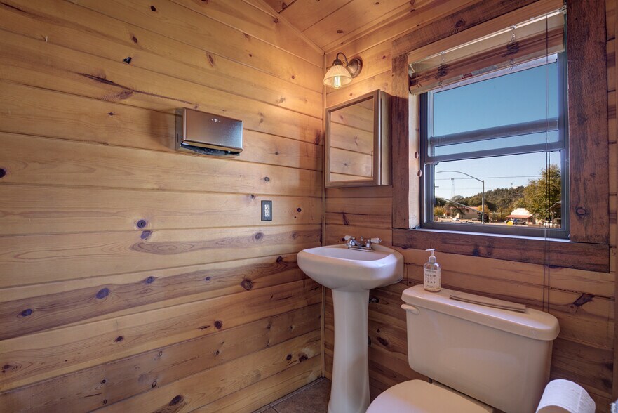 More Photos Of 102 E Main St, Payson General Retail For Sale