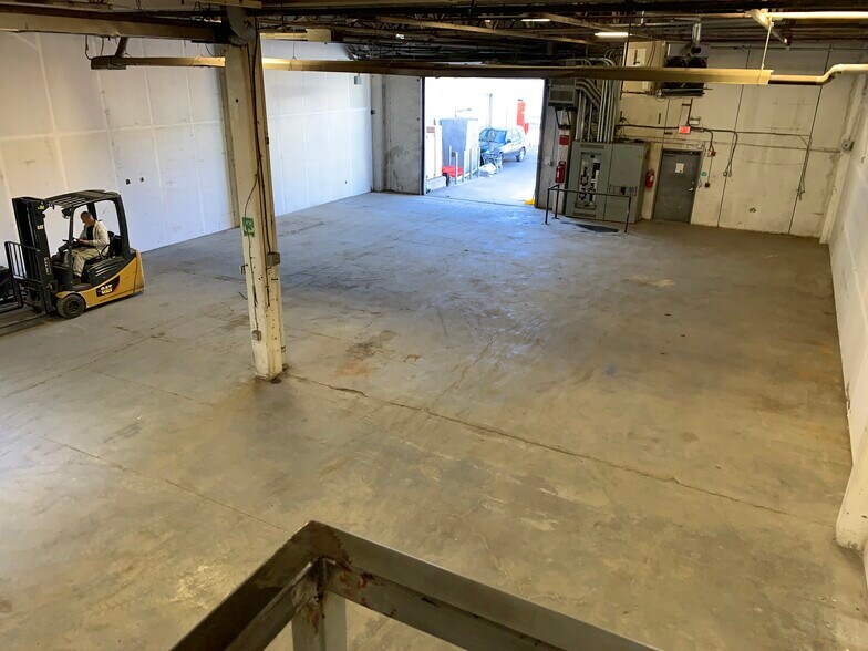 More Photos Of 4357 54 Av SE, Calgary Warehouse For Lease