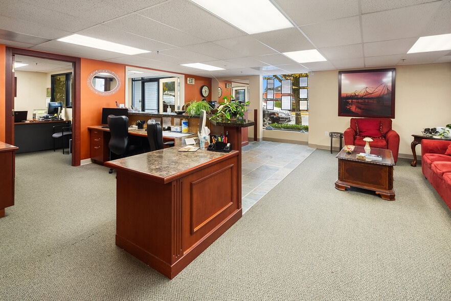 More Photos Of 504 Holly Dr, Edmonds Office For Sale