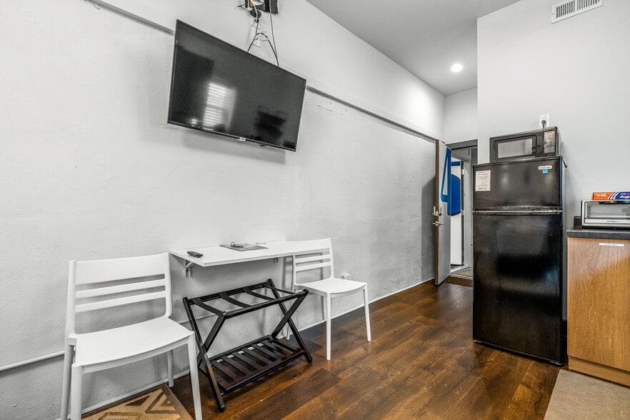 More Photos Of 207 Bank St, New Albany Apartments For Sale