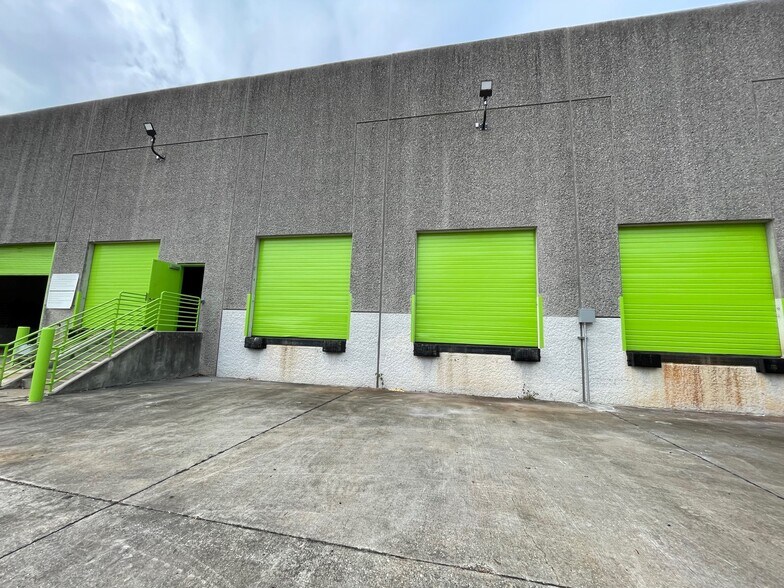 More Photos Of 7055 Old Katy Rd, Houston Showroom For Lease