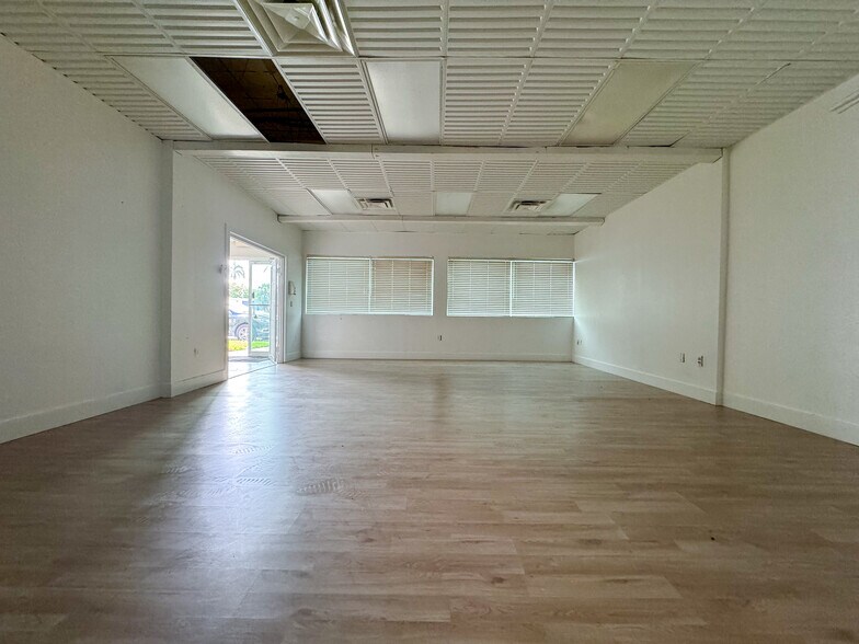 More Photos Of 610 N Dixie Hwy, Lantana Light Distribution For Sale