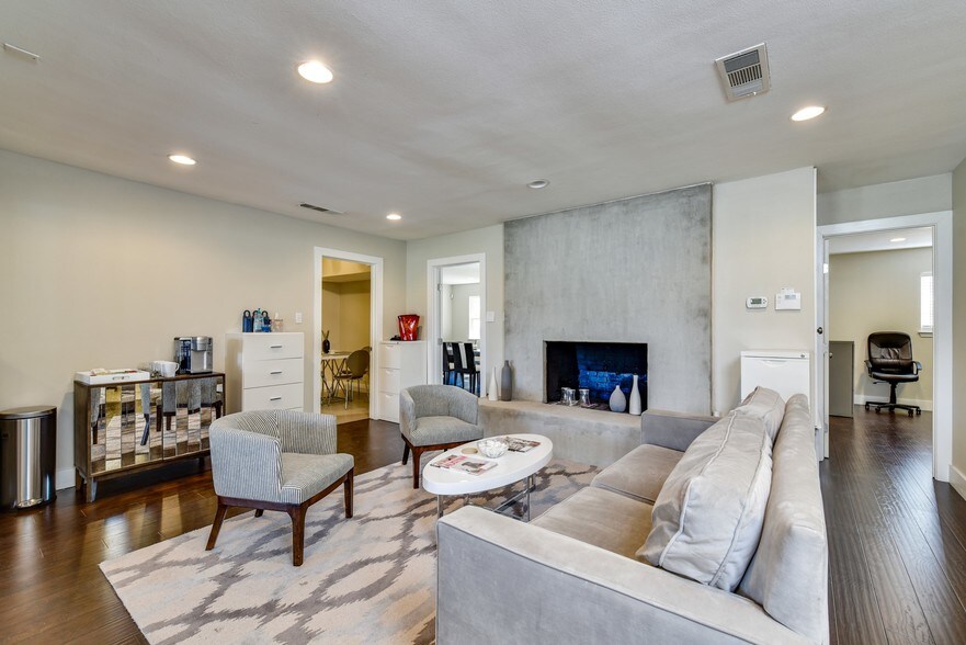 More Photos Of 2111 W Slaughter Ln, Austin Office For Lease