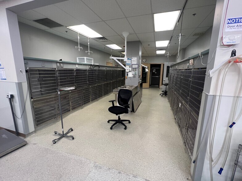 More Photos Of 825 E White Spruce Blvd, Henrietta Veterinarian Kennel For Lease