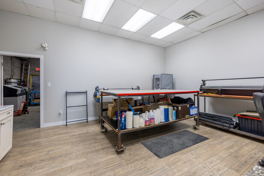 More Photos Of 1247 36th Ave NE, Calgary Warehouse For Lease