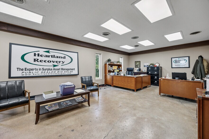 More Photos Of 2860 Industrial Park Rd, Iowa City Warehouse For Sale